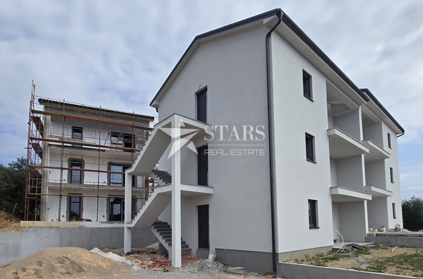 Otok Krk, Čižići, dvosobni apartma z dnevno sobo v novogradnji 