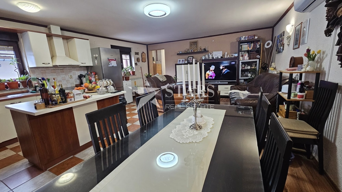 Delnice – Prostorno stanovanje v hiši z vrtom | 140 m² + 200 m² zemljišča