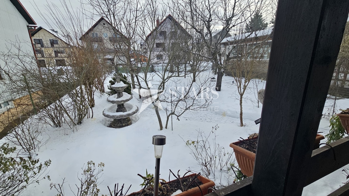 Delnice – Prostorno stanovanje v hiši z vrtom | 140 m² + 200 m² zemljišča