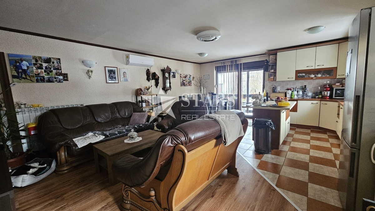 Delnice – Prostorno stanovanje v hiši z vrtom | 140 m² + 200 m² zemljišča