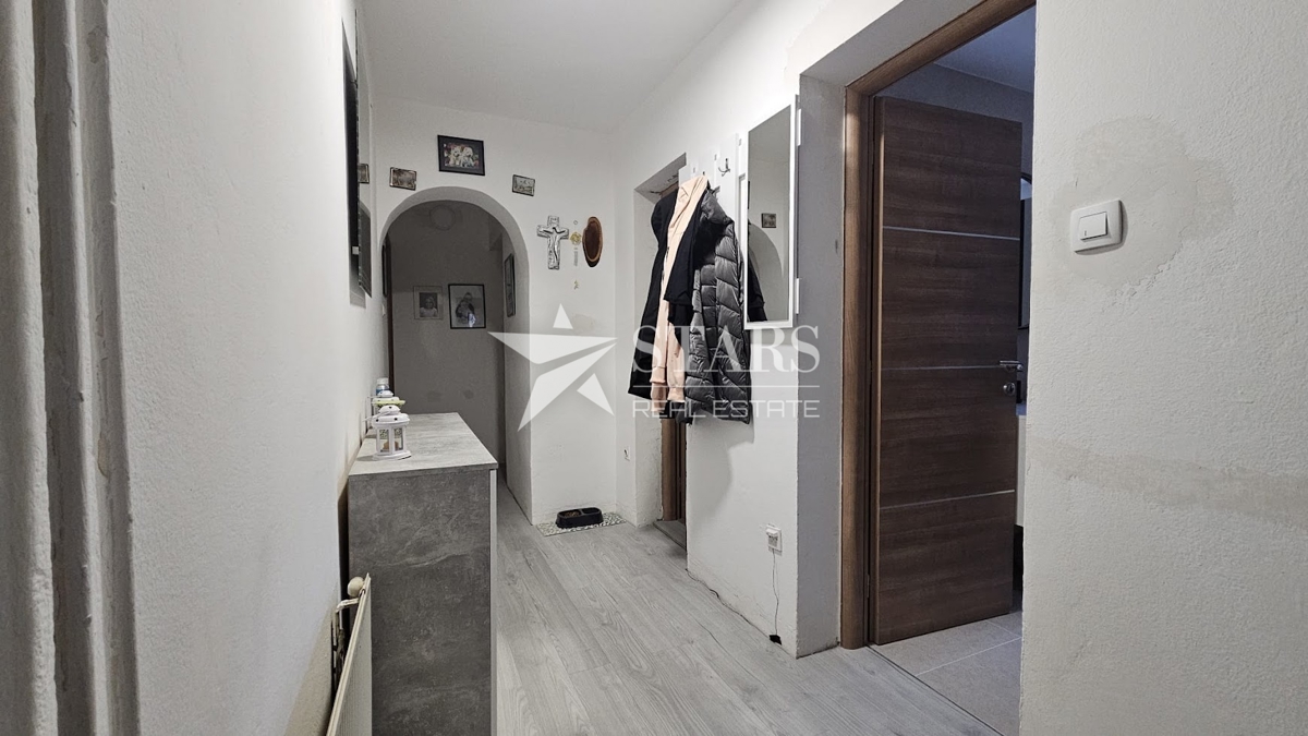 Delnice – Prostorno stanovanje v hiši z vrtom | 140 m² + 200 m² zemljišča