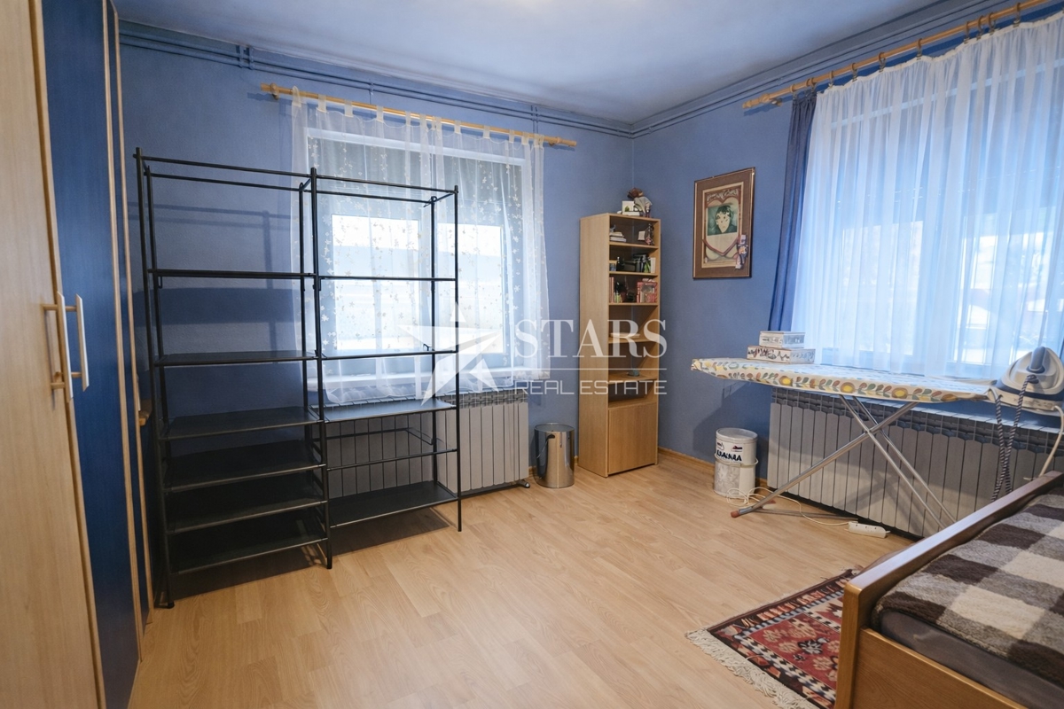 Delnice – Prostorno stanovanje v hiši z vrtom | 140 m² + 200 m² zemljišča