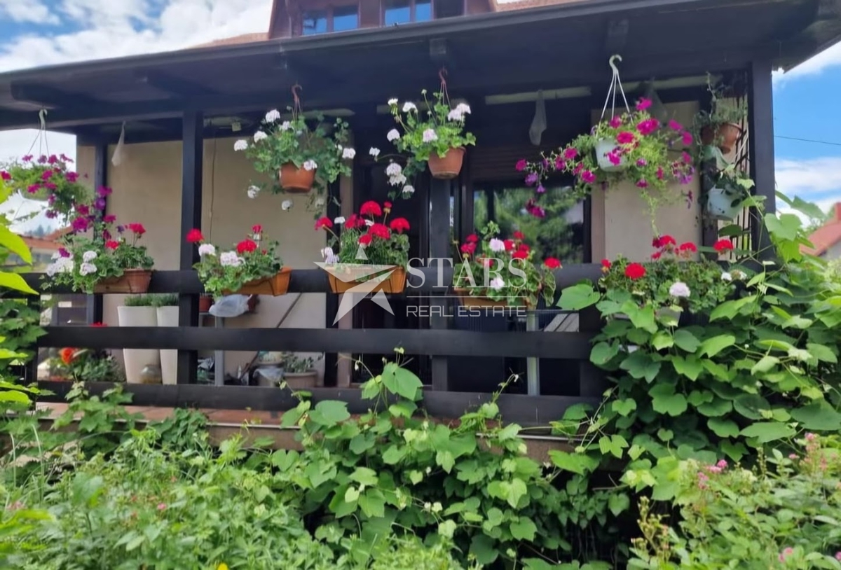 Delnice – Prostorno stanovanje v hiši z vrtom | 140 m² + 200 m² zemljišča