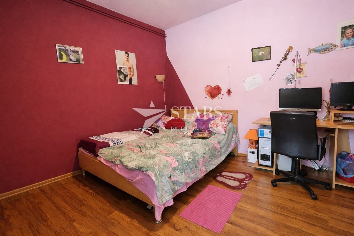 Delnice – Prostorno stanovanje v hiši z vrtom | 140 m² + 200 m² zemljišča