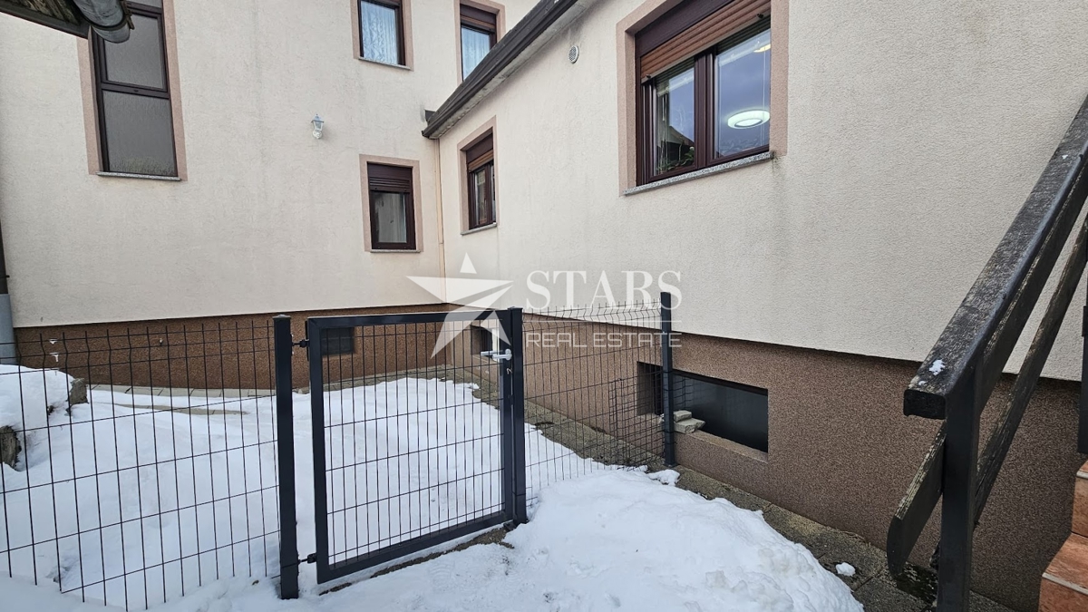 Delnice – Prostorno stanovanje v hiši z vrtom | 140 m² + 200 m² zemljišča