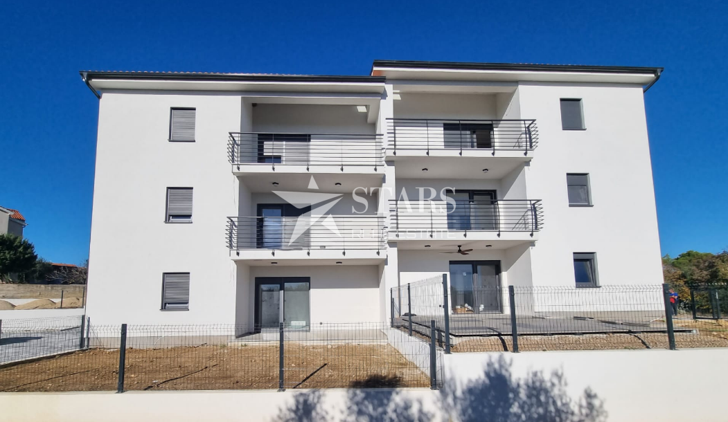 Otok Krk, Čižići, dvosobni apartma z dnevno sobo v novogradnji 