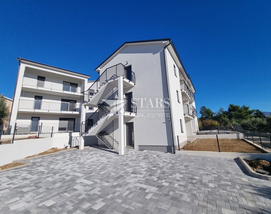 Otok Krk, Čižići, dvosobni apartma z dnevno sobo v novogradnji 