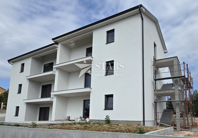 Otok Krk, Čižići, dvosobni apartma z dnevno sobo v novogradnji 