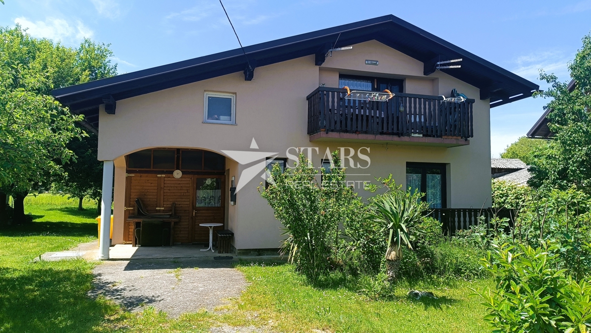 Oštarije - Hiša velikosti 85 m2 z vrtom in sadovnjakom