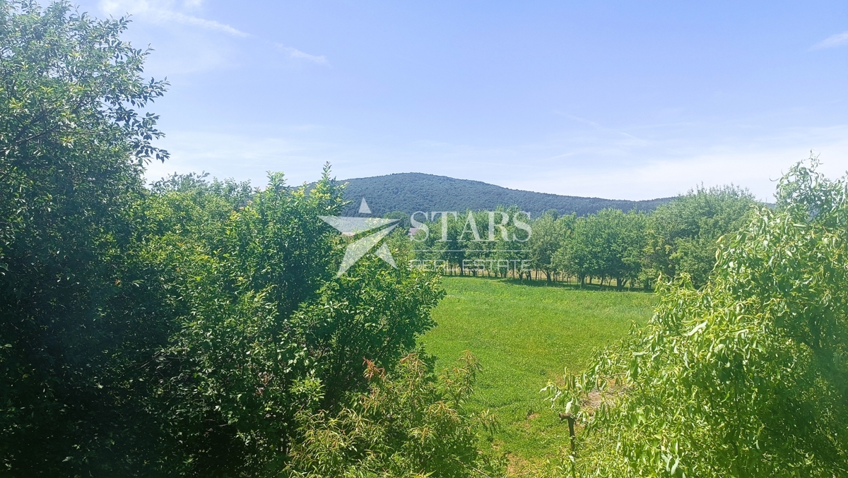 Oštarije - Hiša velikosti 85 m2 z vrtom in sadovnjakom