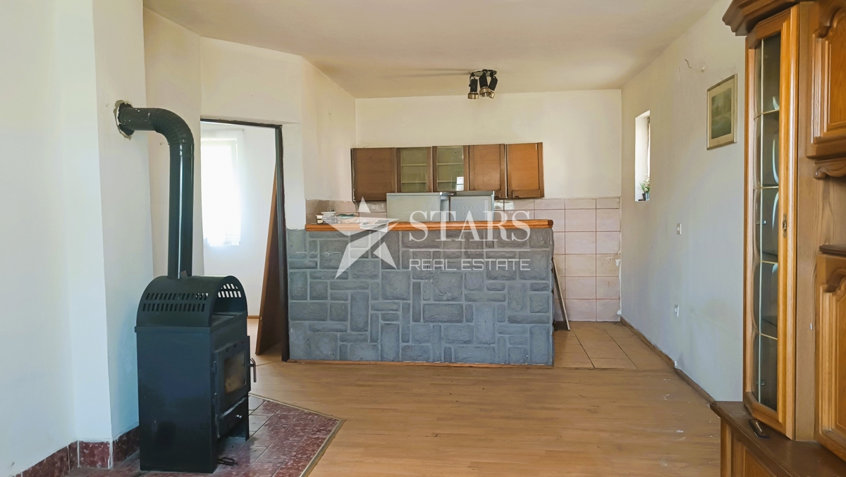 Oštarije - Hiša velikosti 85 m2 z vrtom in sadovnjakom