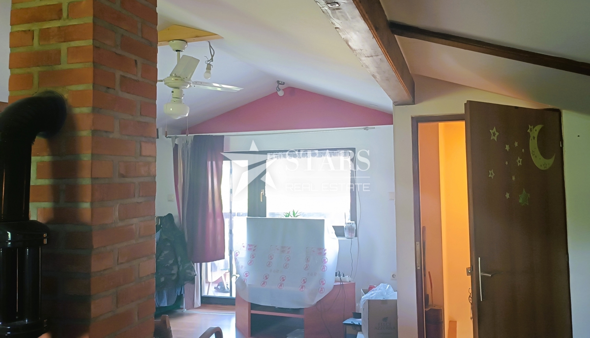 Oštarije - Hiša velikosti 85 m2 z vrtom in sadovnjakom