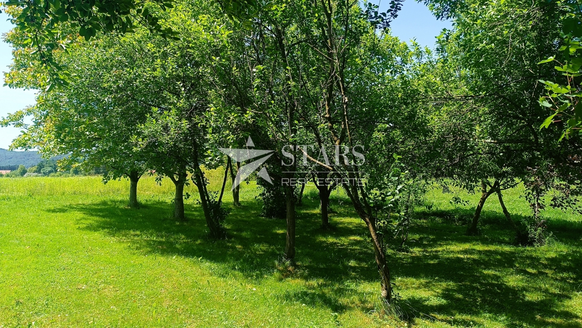 Oštarije - Hiša velikosti 85 m2 z vrtom in sadovnjakom