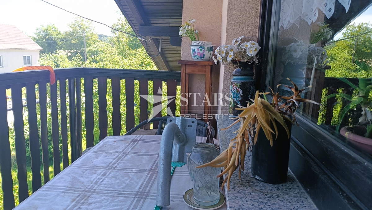 Oštarije - Hiša velikosti 85 m2 z vrtom in sadovnjakom