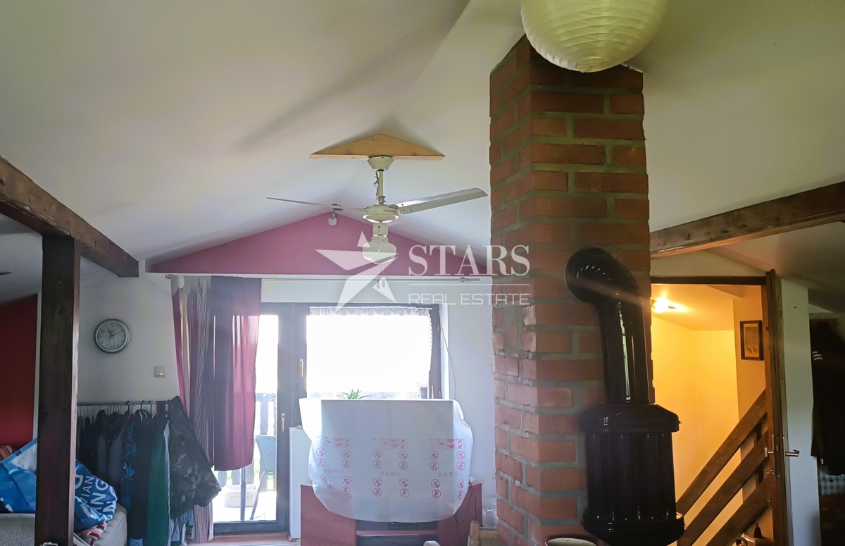 Oštarije - Hiša velikosti 85 m2 z vrtom in sadovnjakom