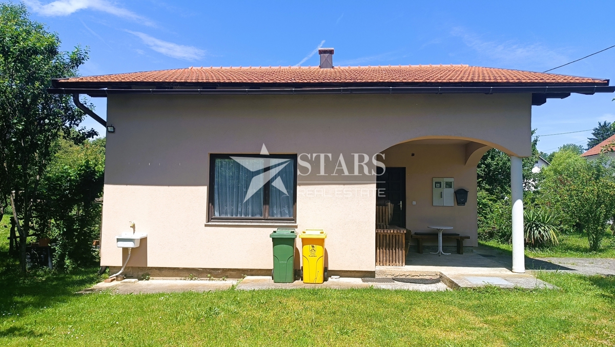 Oštarije - Hiša velikosti 85 m2 z vrtom in sadovnjakom