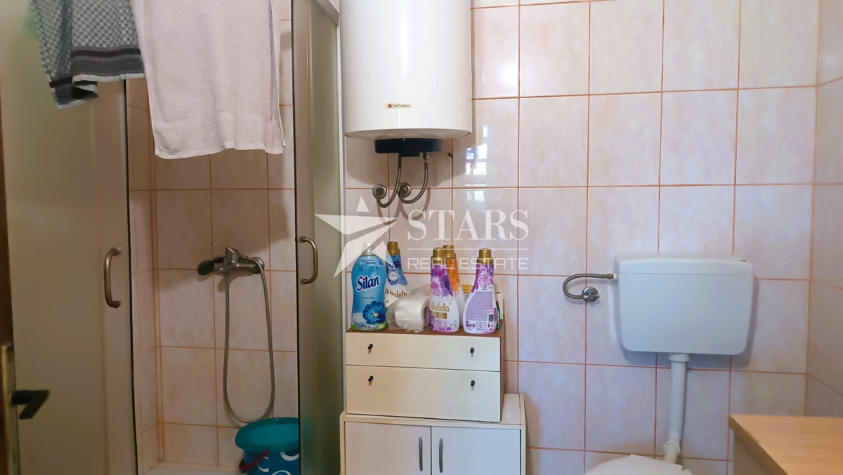 Oštarije - Hiša velikosti 85 m2 z vrtom in sadovnjakom