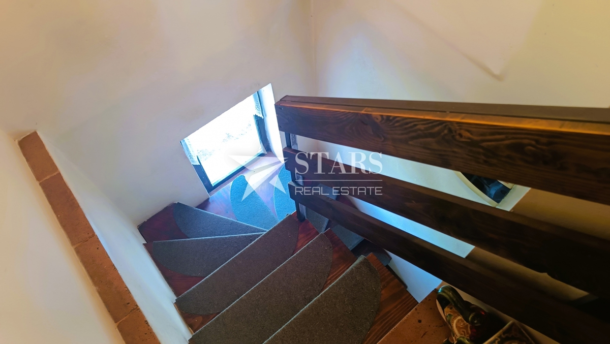 Oštarije - Hiša velikosti 85 m2 z vrtom in sadovnjakom