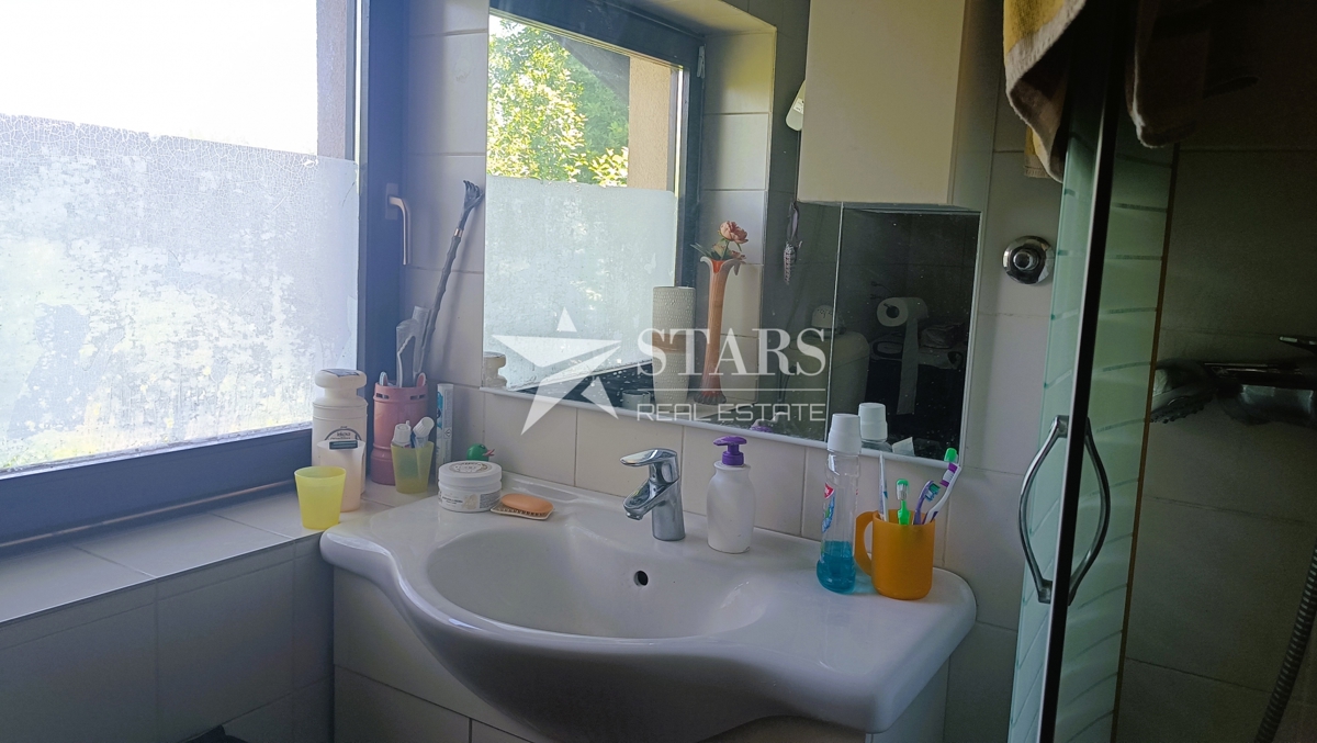 Oštarije - Hiša velikosti 85 m2 z vrtom in sadovnjakom