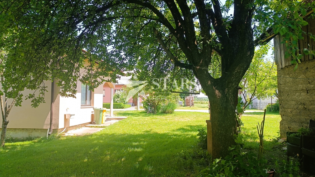 Oštarije - Hiša velikosti 85 m2 z vrtom in sadovnjakom