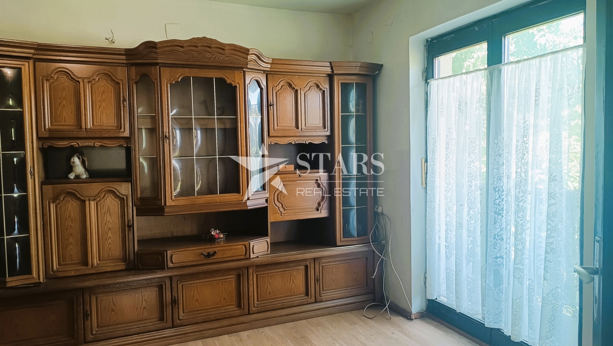 Oštarije - Hiša velikosti 85 m2 z vrtom in sadovnjakom