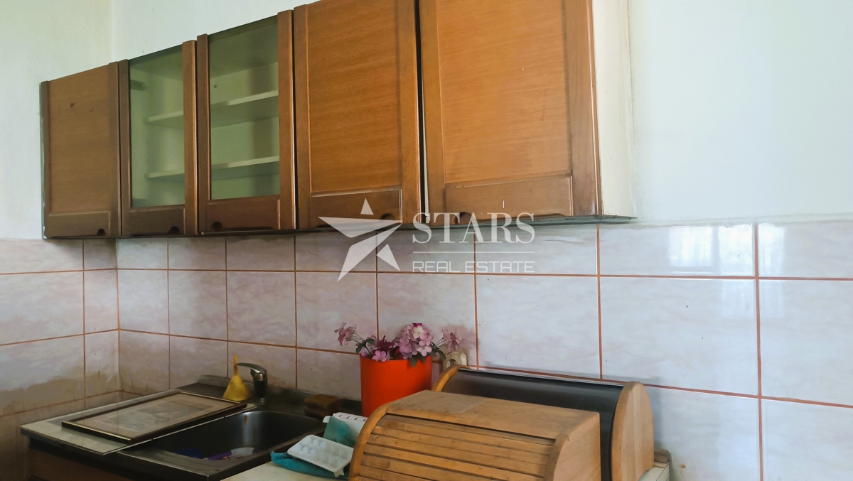 Oštarije - Hiša velikosti 85 m2 z vrtom in sadovnjakom