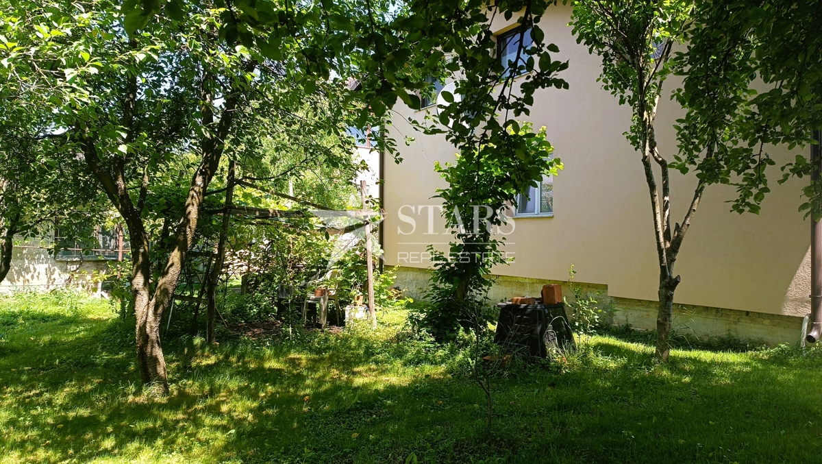 Oštarije - Hiša velikosti 85 m2 z vrtom in sadovnjakom