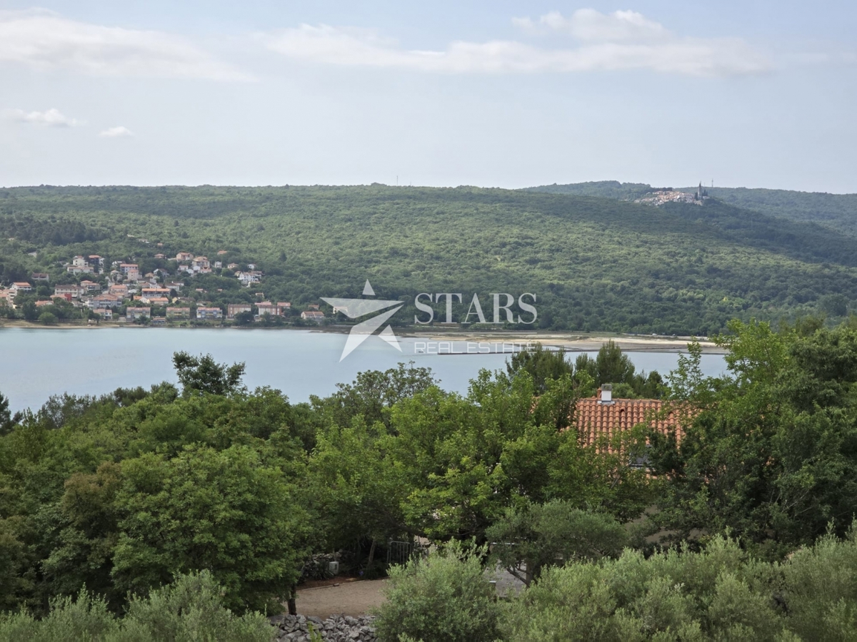 Otok Krk, Čižići, dvosobni apartma z dnevno sobo v novogradnji 
