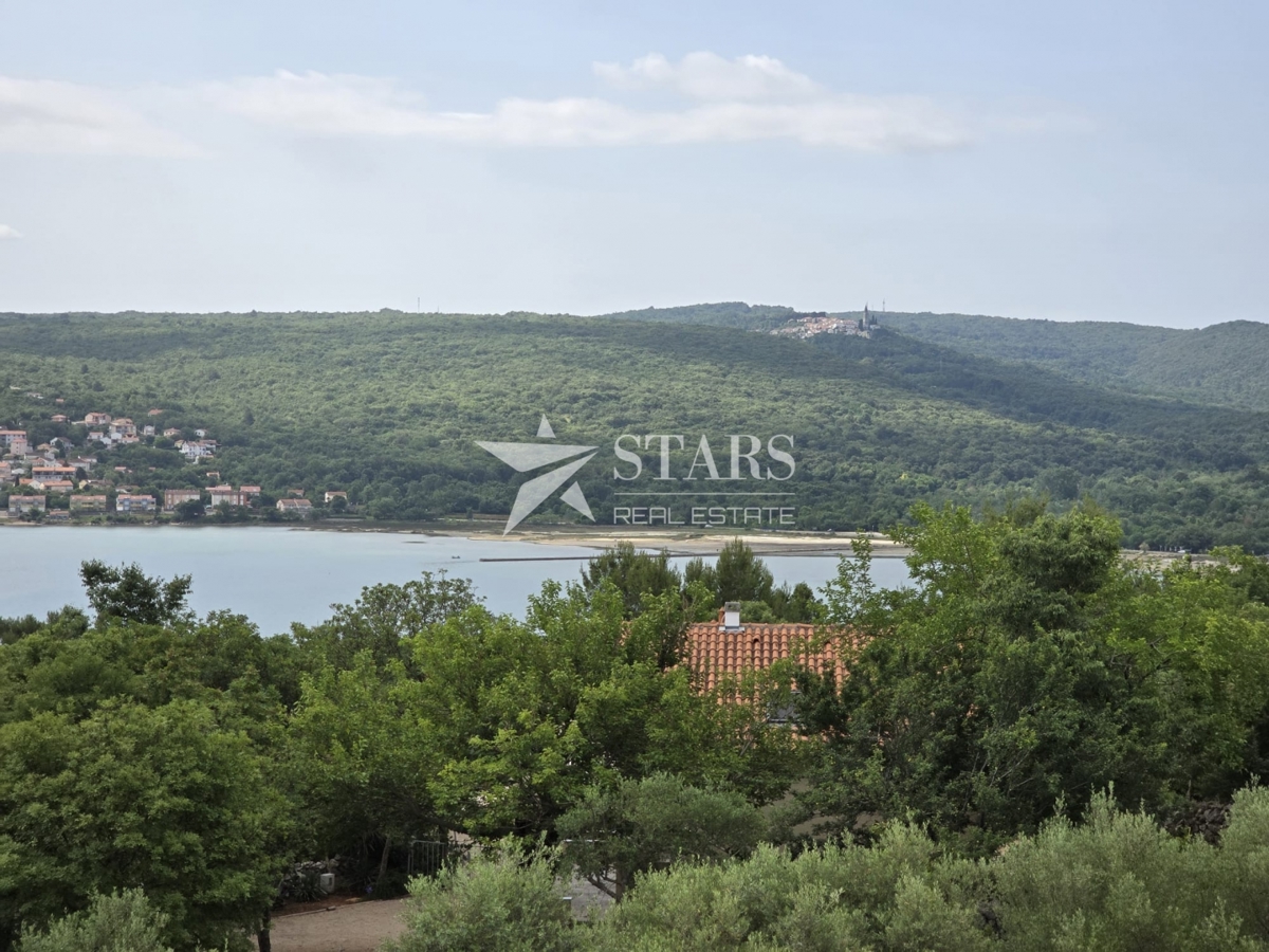 Otok Krk, Čižići, dvosobni apartma z dnevno sobo v novogradnji 