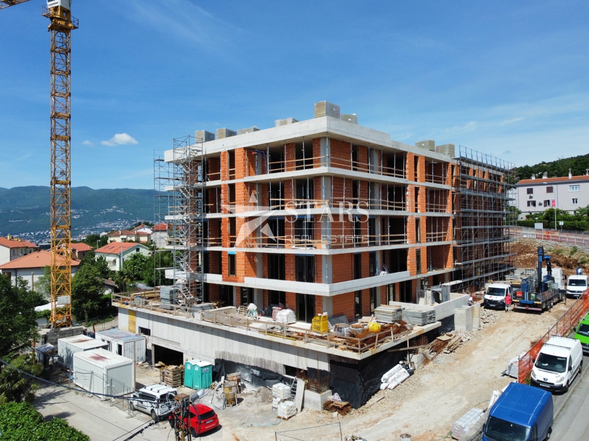 Rijeka, Zamet – Luksuzno 3-sobno stanovanje z dnevno sobo v pritličju