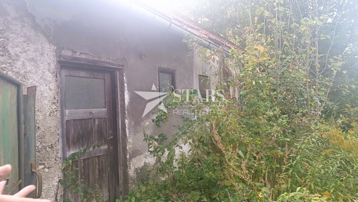Ogulin - Stavbno zemljišče 1009 m² z objekti za prenovo