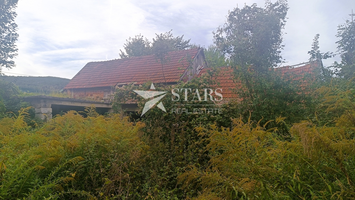 Ogulin - Stavbno zemljišče 1009 m² z objekti za prenovo
