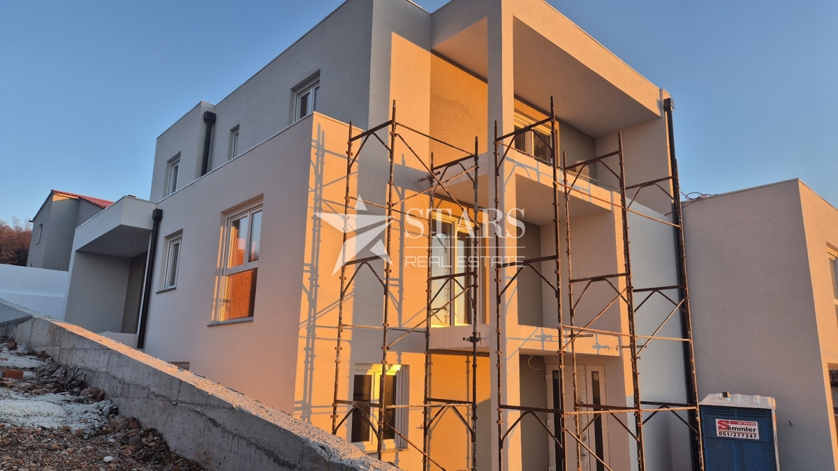 Hreljin – Novogradnja | 2-sobno stanovanje v pritličju z vrtom in pogledom na morje