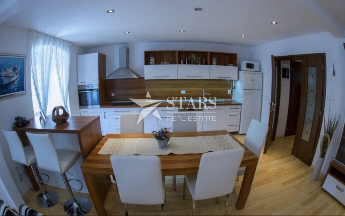 Obnovljena kamnita hiša v starem mestnem jedru Karlobaga – blizu morja