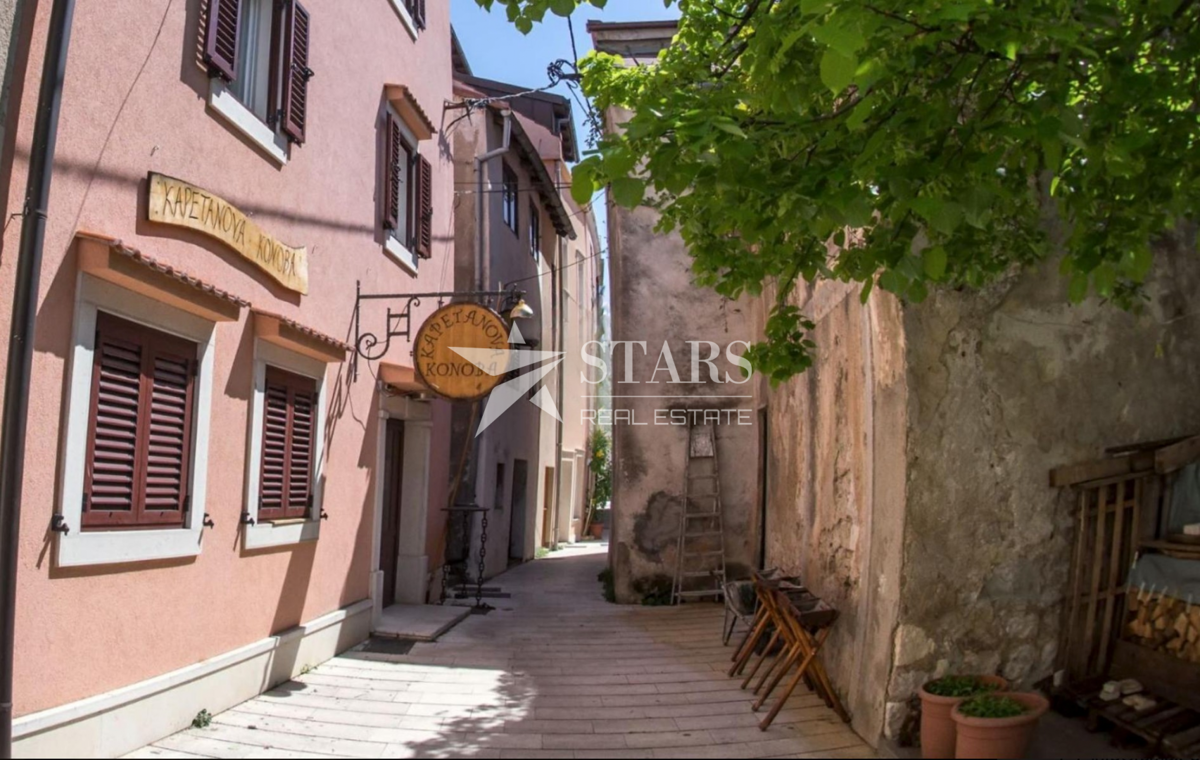 Obnovljena kamnita hiša v starem mestnem jedru Karlobaga – blizu morja