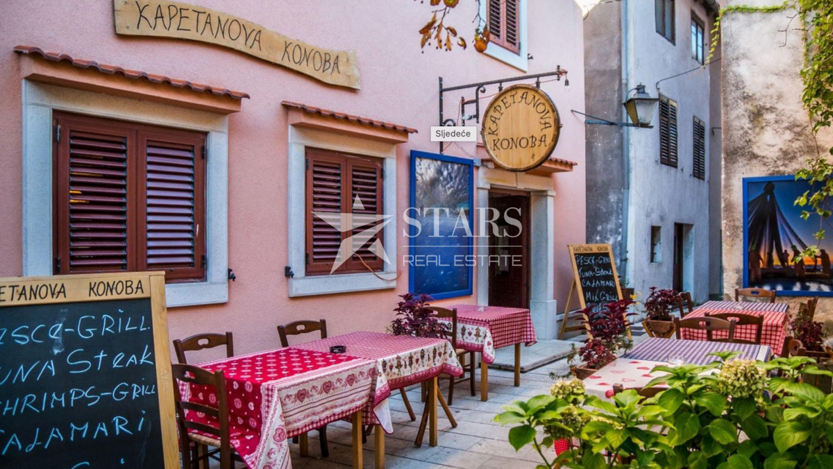 Obnovljena kamnita hiša v starem mestnem jedru Karlobaga – blizu morja