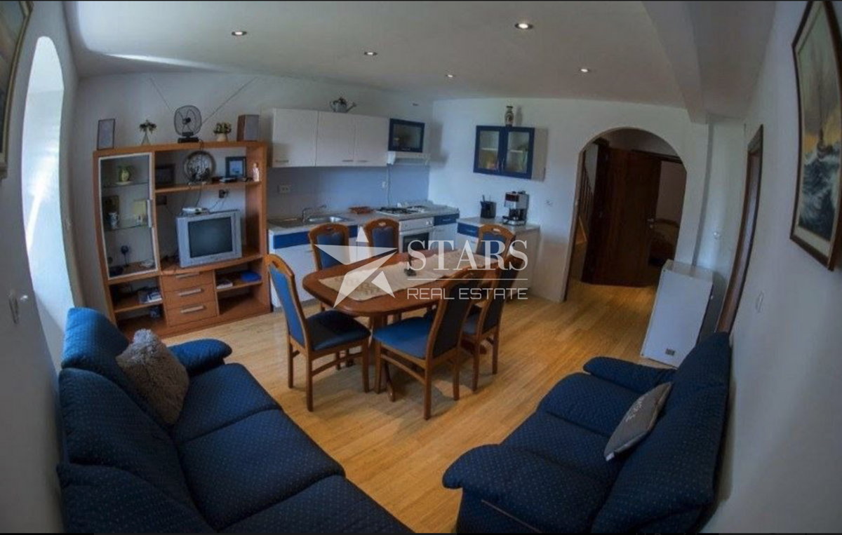 Obnovljena kamnita hiša v starem mestnem jedru Karlobaga – blizu morja