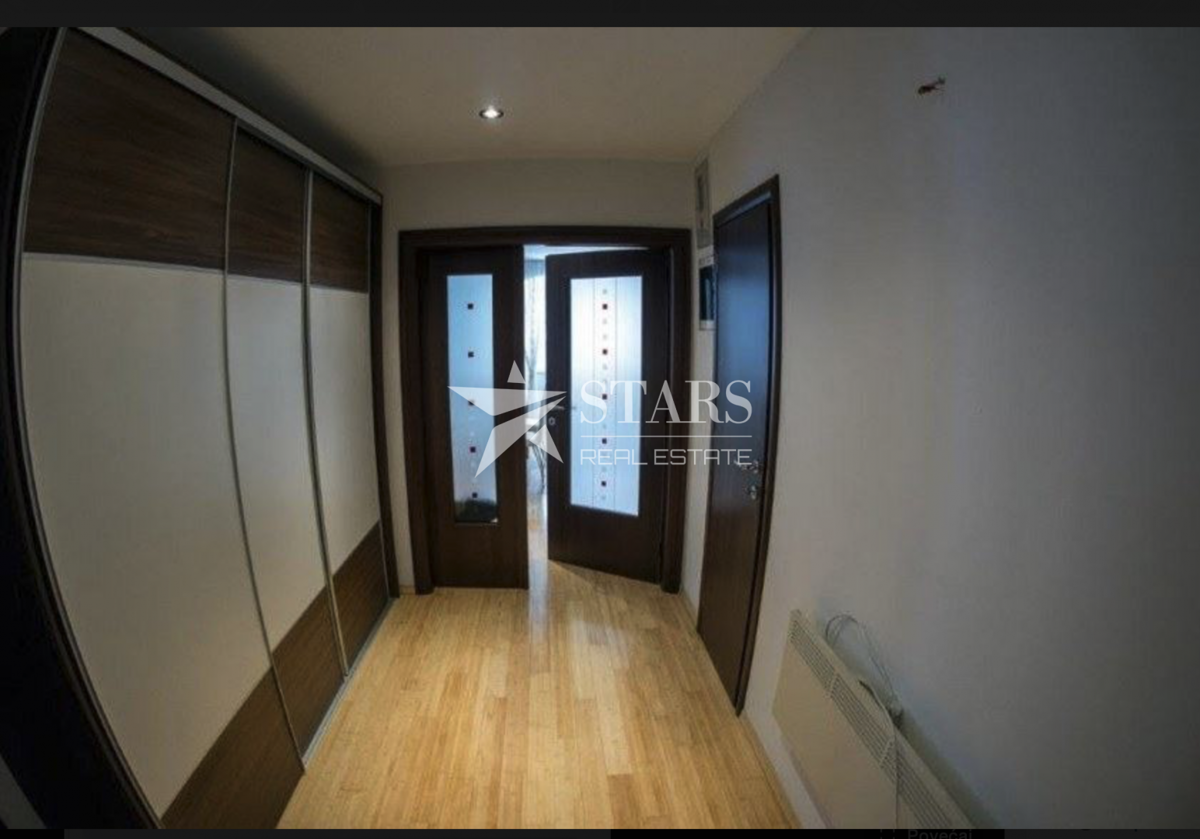 Obnovljena kamnita hiša v starem mestnem jedru Karlobaga – blizu morja