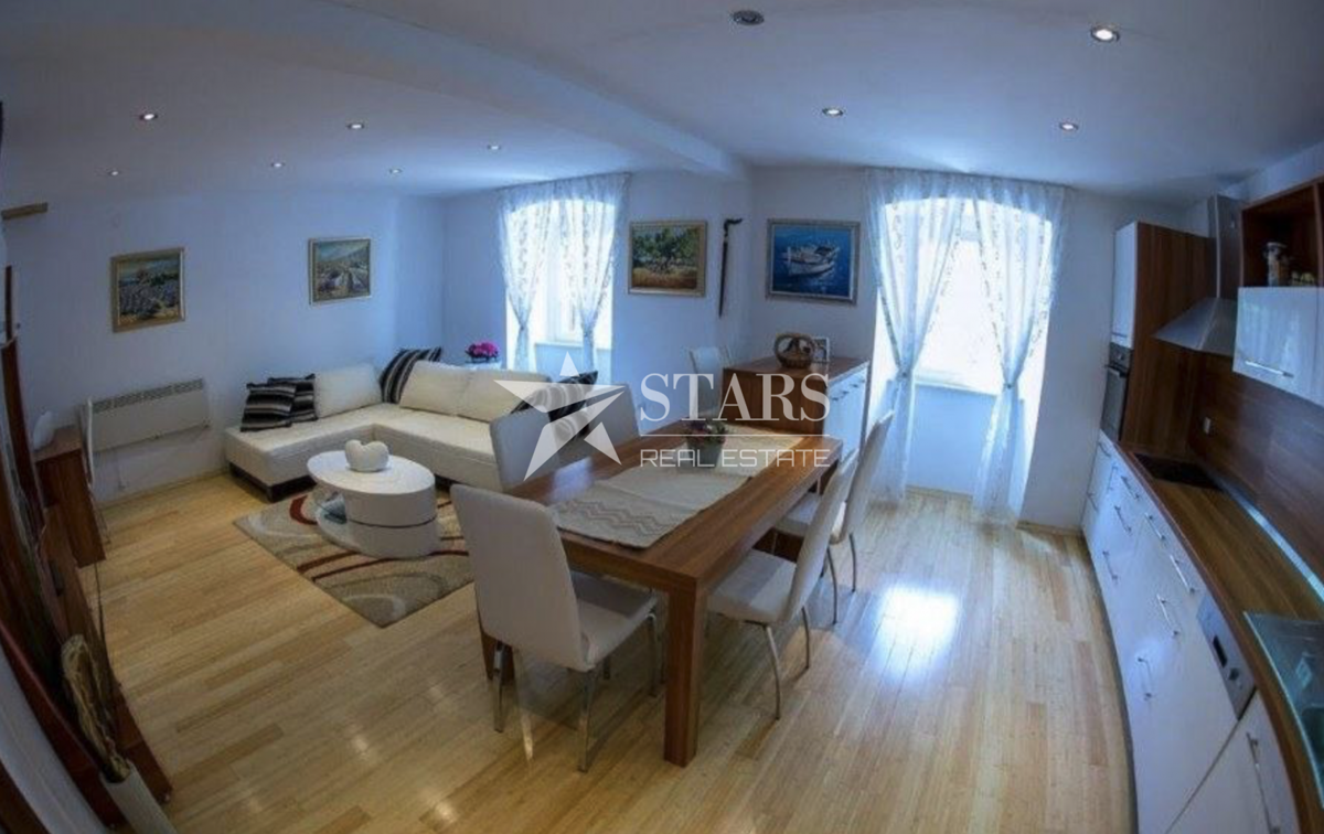 Obnovljena kamnita hiša v starem mestnem jedru Karlobaga – blizu morja