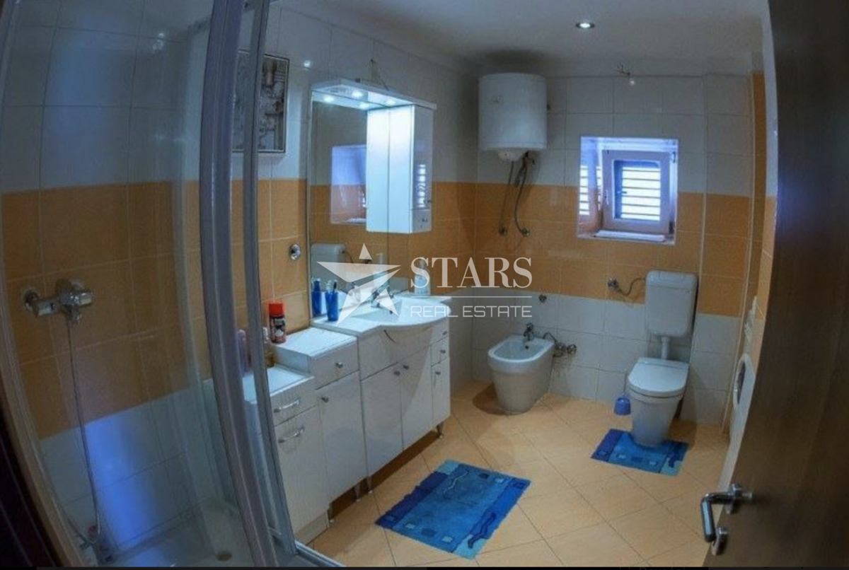 Obnovljena kamnita hiša v starem mestnem jedru Karlobaga – blizu morja