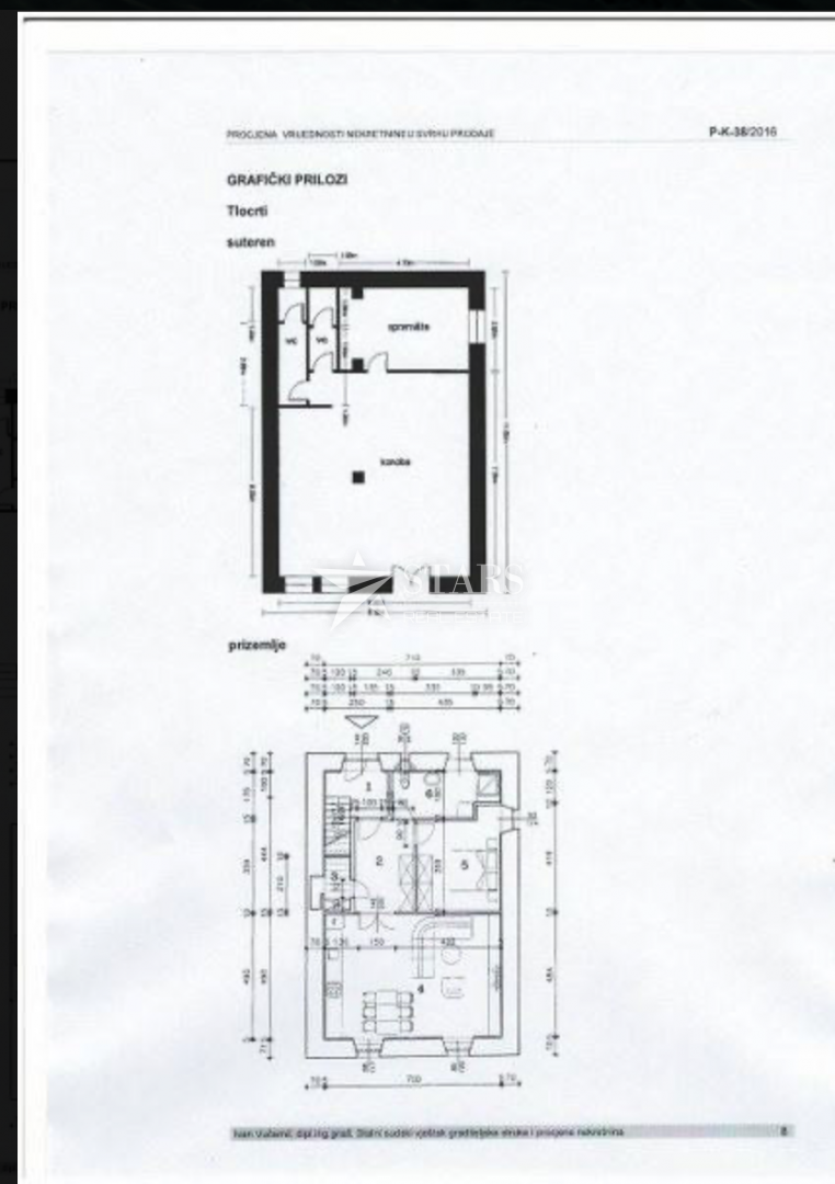 Obnovljena kamnita hiša v starem mestnem jedru Karlobaga – blizu morja