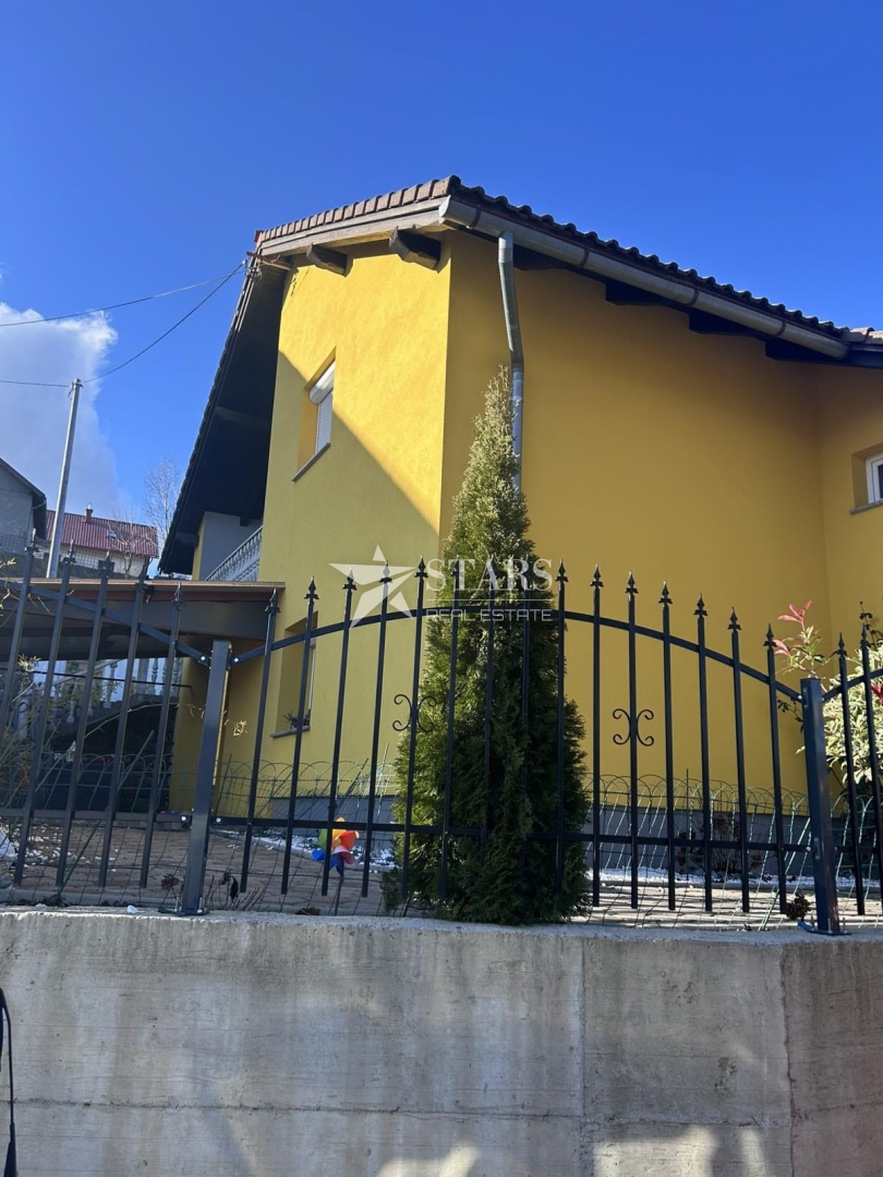 Fužine, družinska hiša s površino 150 m² in prostornim dvoriščem