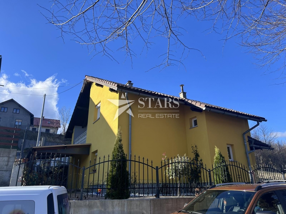 Fužine, družinska hiša s površino 150 m² in prostornim dvoriščem