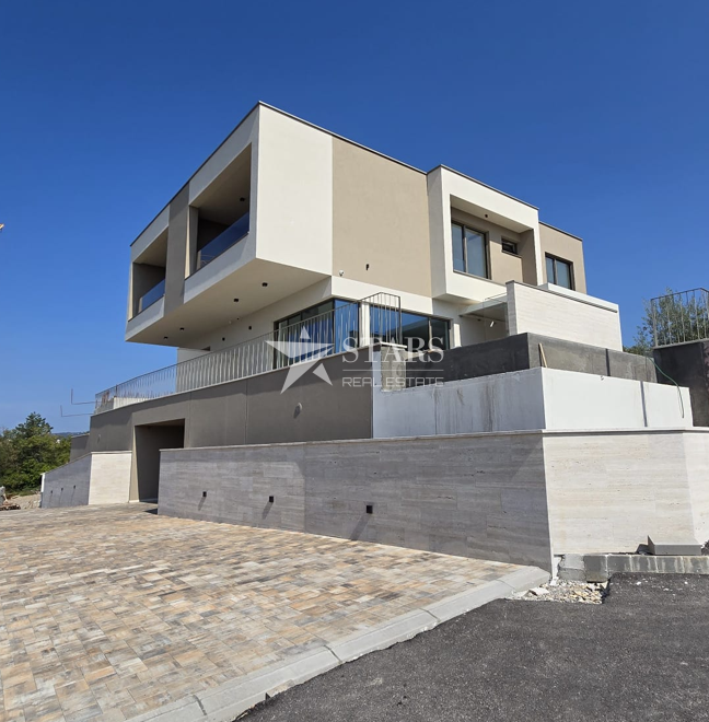 Rijeka, Kostrena - Luksuzno Trinadstropno Stanovanje s Panoramskim Pogledom na Morje, Bazenom in Zasebnim Dvigalom