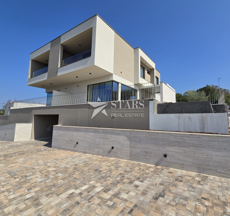 Rijeka, Kostrena - Luksuzno Trinadstropno Stanovanje s Panoramskim Pogledom na Morje, Bazenom in Zasebnim Dvigalom