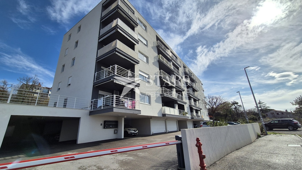 Rijeka, Srdoči – Ekskluzivna prodaja 3-sobnega stanovanja z dnevno sobo in 2 garažnima parkirnima mestoma