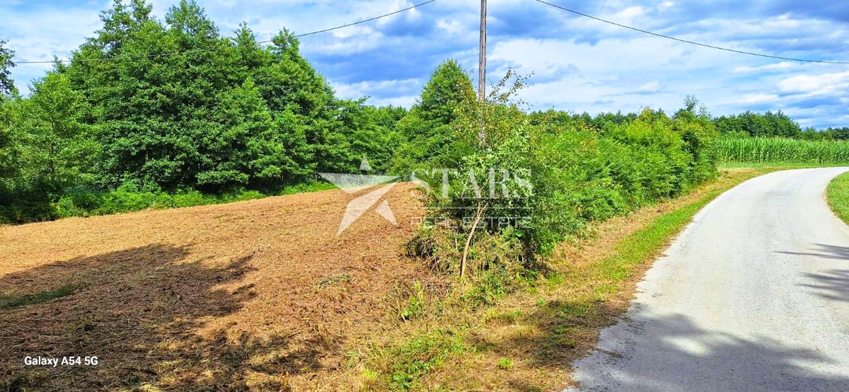 Josipdol - Stavbno zemljišče 994 m² - mirna lokacija ob potoku