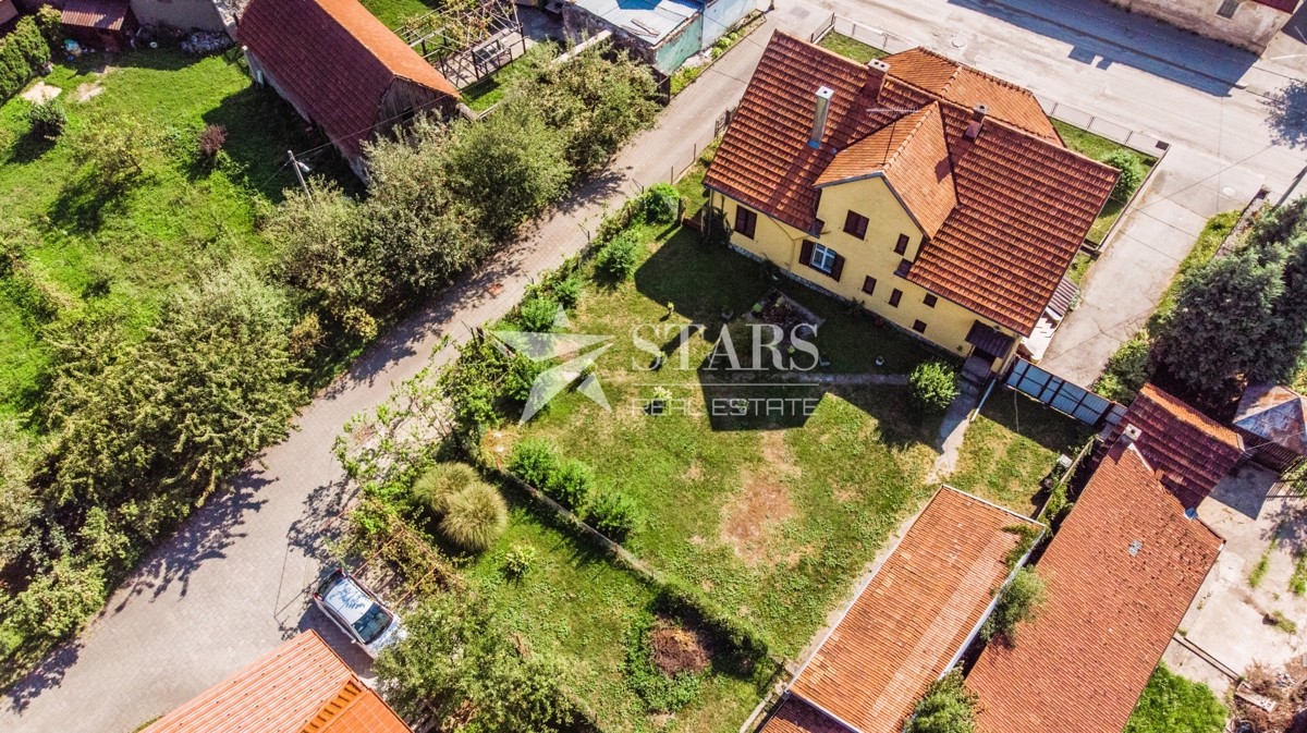 Ogulin - Prostorna hiša v centru, idealna za več namenov!