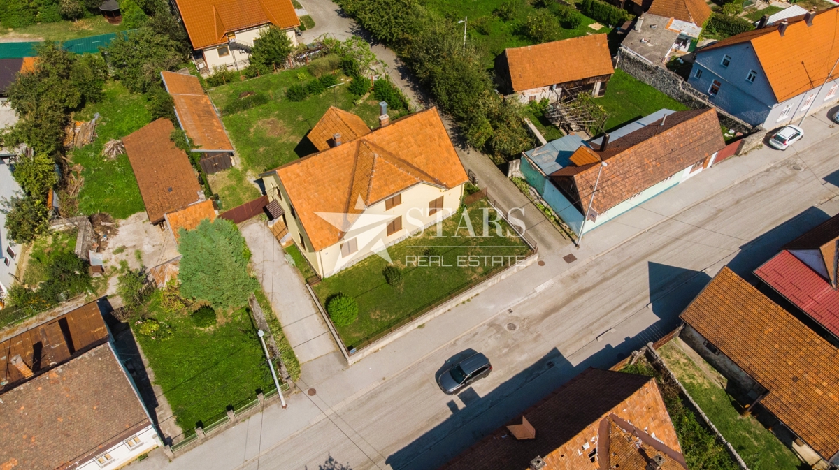 Ogulin - Prostorna hiša v centru, idealna za več namenov!