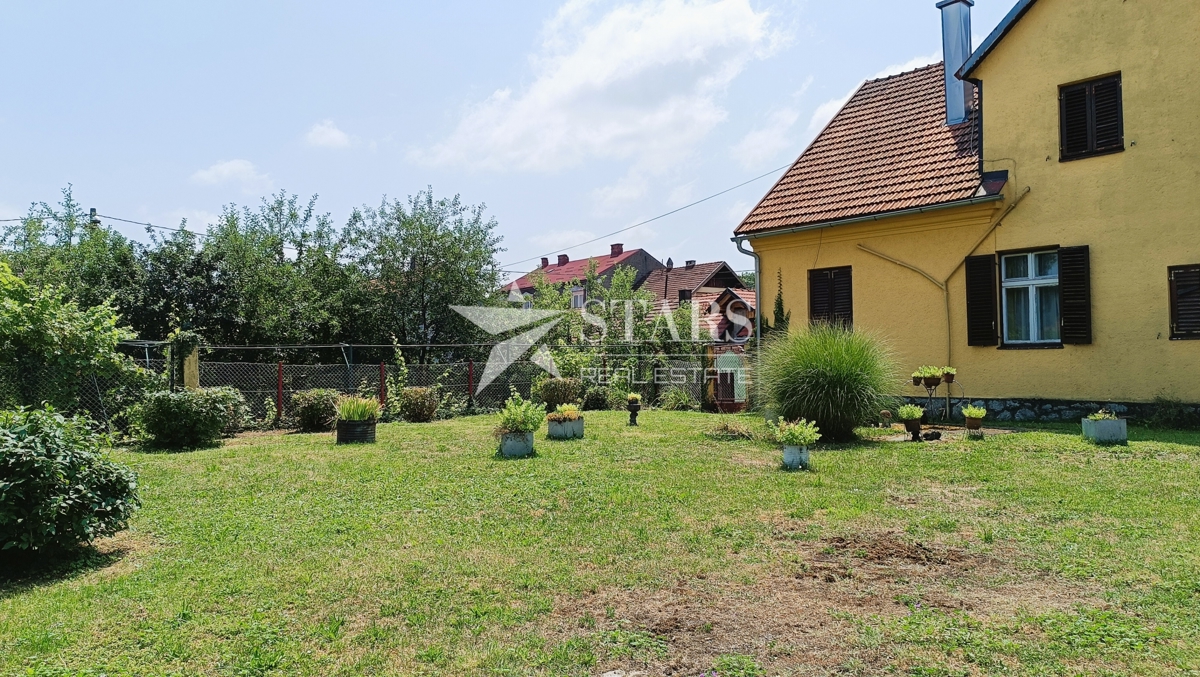 Ogulin - Prostorna hiša v centru, idealna za več namenov!